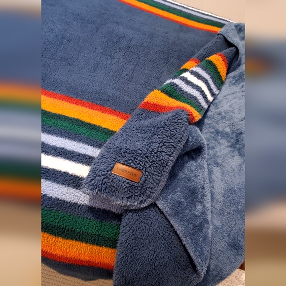Pendleton Sherpa Fleece Reversible Blue, Orange/Red/GreenStripe Blanket King EUC - Picture 8 of 10